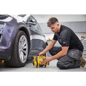DCC018N-XJ | 18V XR inflator and deflator with digital pressure gauge